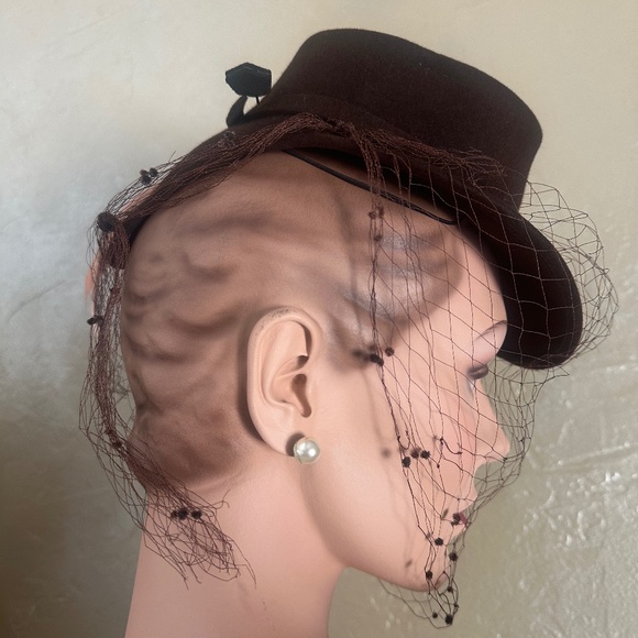 STUNNING 1940\'s BROWN FELT TILT FEDORA WITH PINK FEATHER \